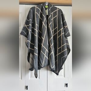 Capelli of New York Gray and Cream Patterned Poncho